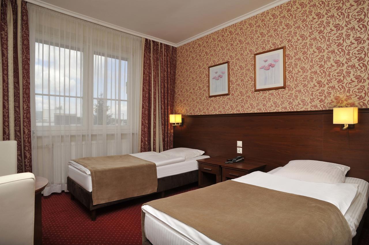 Hotel Lotos Woskrzenice Duze Esterno foto