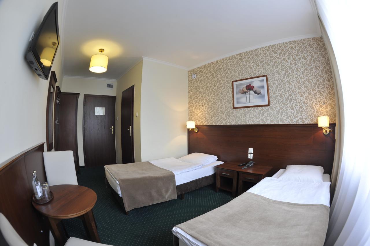 Hotel Lotos Woskrzenice Duze Esterno foto