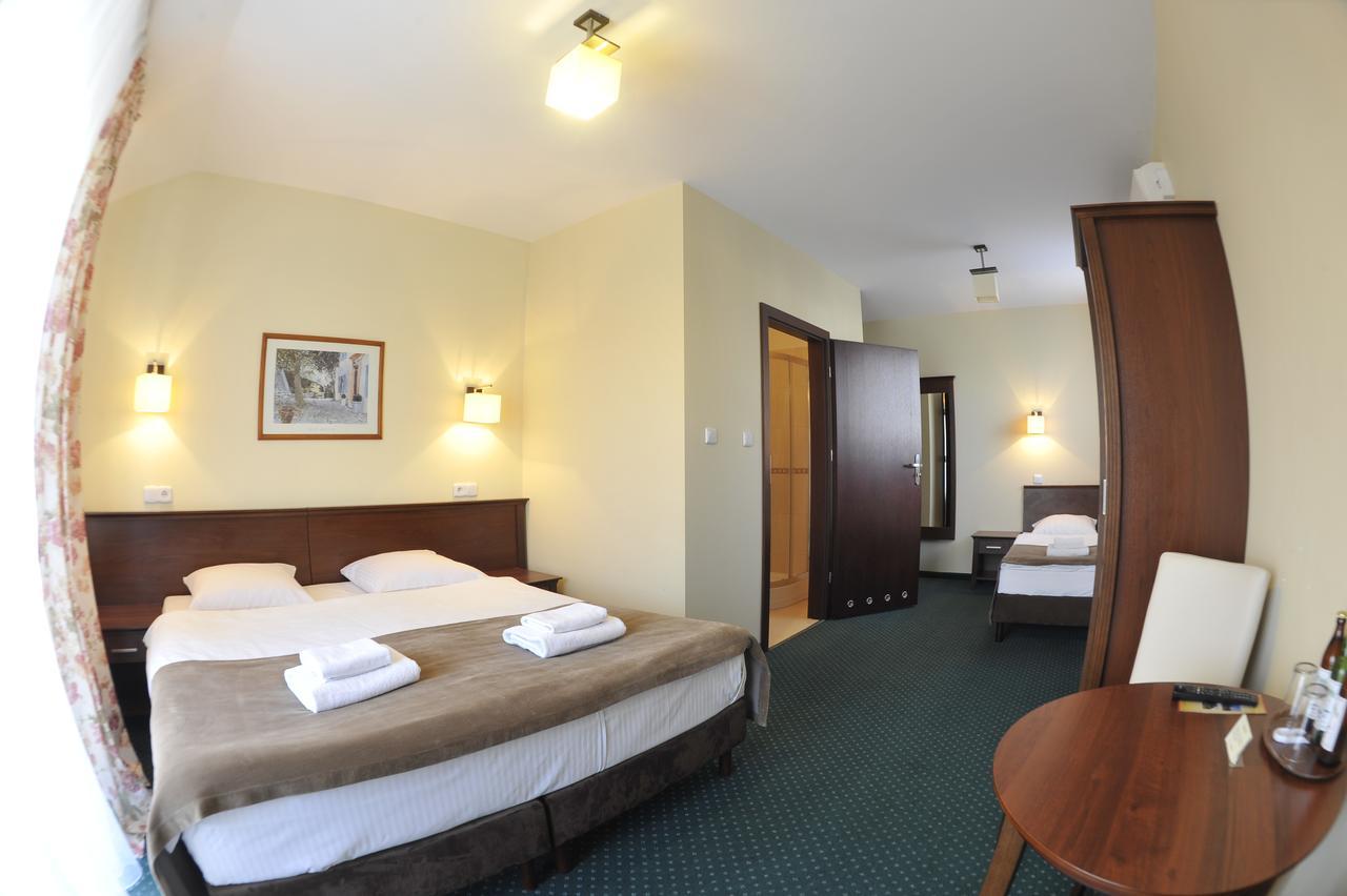 Hotel Lotos Woskrzenice Duze Esterno foto
