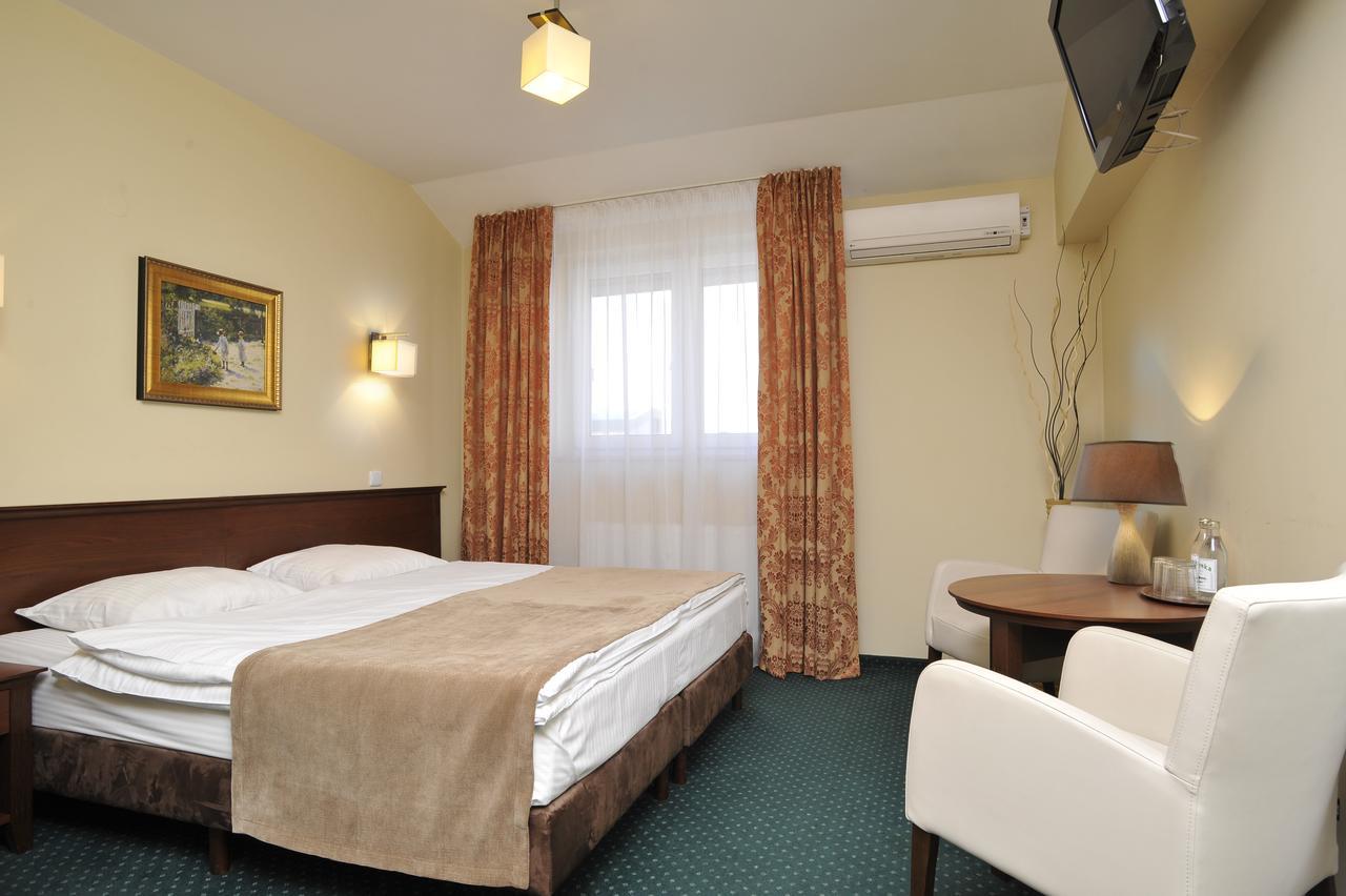 Hotel Lotos Woskrzenice Duze Esterno foto