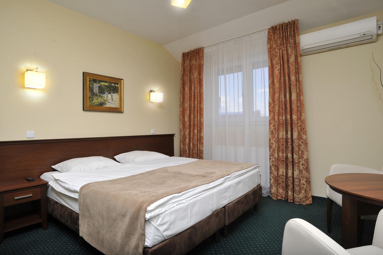 Hotel Lotos Woskrzenice Duze Esterno foto