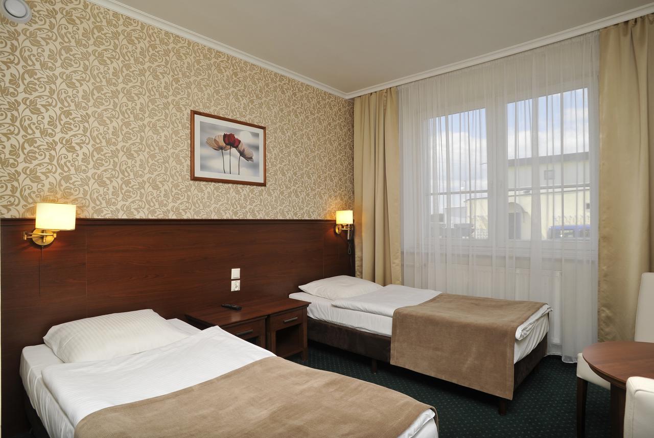 Hotel Lotos Woskrzenice Duze Esterno foto