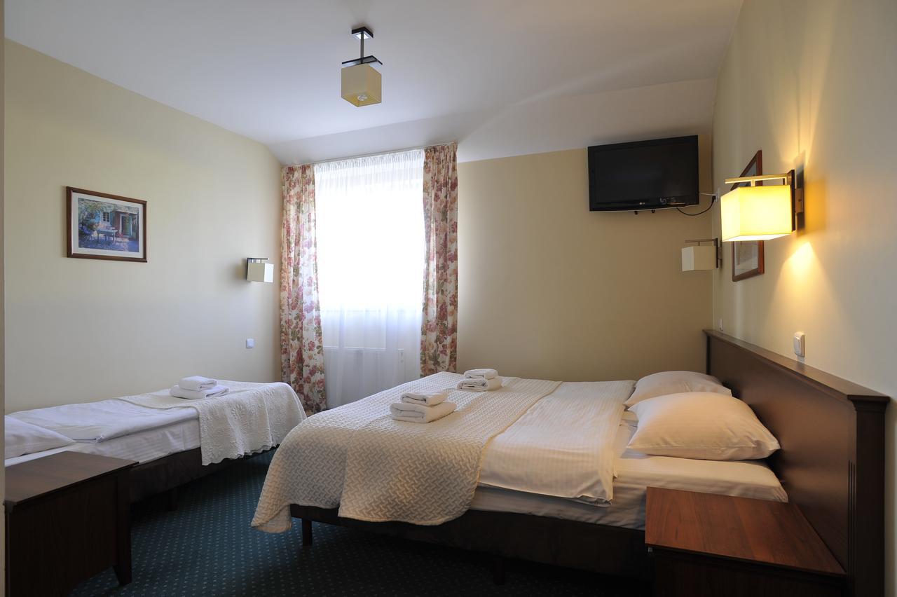 Hotel Lotos Woskrzenice Duze Esterno foto
