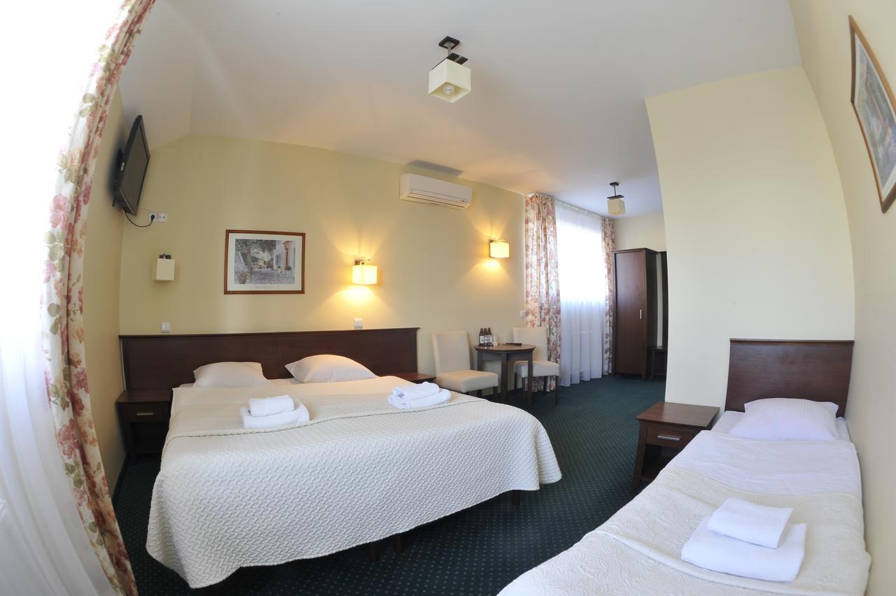 Hotel Lotos Woskrzenice Duze Esterno foto